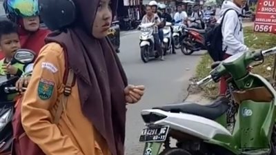 فتاة شجاعة تصدم لصا بدراجتها لاستعادة هاتفها (فيديو)