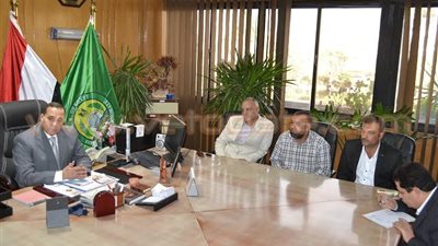 محافظ الإسماعيلية يستقبل رجال أعمال لبحث دعم القرى الفقيرة