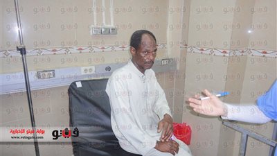 والد شهيد رفح يتلقى العلاج بمستشفى الإسماعيلية الجامعي بعد التعدي عليه