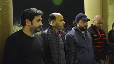 مصطفى خاطر يتلقى عزاء والدته بمسجد النمكي في الخصوص (صور)