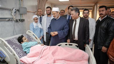 شيخ الأزهر يزور مصابي تفجير الدرب الأحمر في مستشفى الحسين (صور)