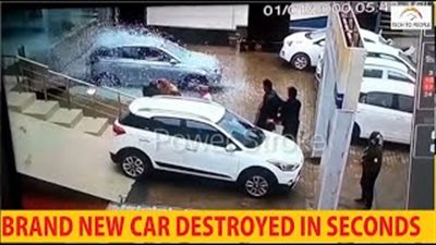 فتاة تحطم معرض سيارات في الهند (فيديو)