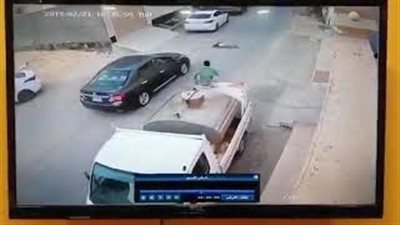 طفلة تنجو من الموت دهسا لحظة عبورها الطريق (فيديو)