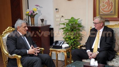 بالصور.. رئيس الوزراء يستقبل رئيس شركة 