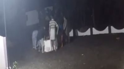 فتاة تسقط في بئر مياه بسبب الألعاب النارية (فيديو)