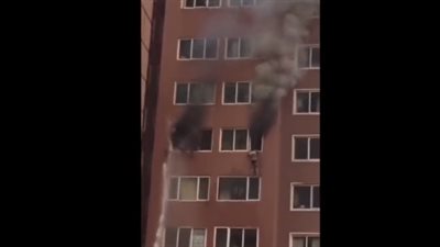 لحظة إنقاذ فتاة من حريق في الطابق الثامن (فيديو)