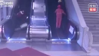 شنطة سفر تصيب سيدة بكسور بعد سقوطها من على سلالم متحركة (فيديو)