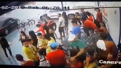 لحظة قنص امرأة وسط الحشود في البرازيل (فيديو)