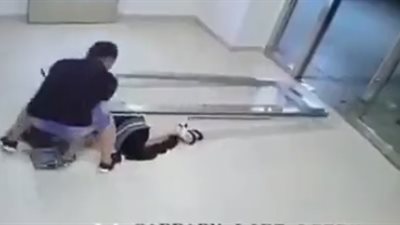 لحظة سقوط باب ضخم على رأس امرأة (فيديو)