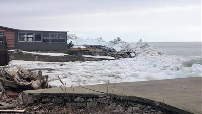 تسونامي جليدي يضرب شاطئ بحيرة أمريكية ويتسبب في ذعر السكان (فيديو)