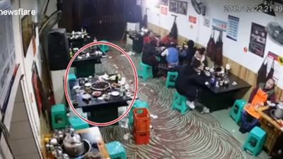 ولاعة تتسبب في انفجار داخل أحد المطاعم (فيديو)