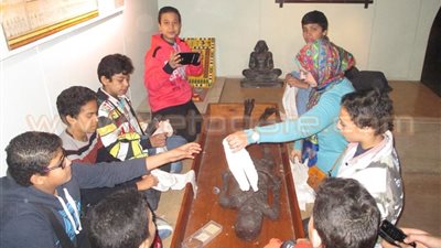 بالصور.. أطفال المتحف المصري يتعلمون التحنيط بورش تعليمية متخصصة