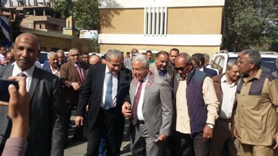 جولة لوزير التموين داخل المطاحن وشركة السكر بأسوان (صور)