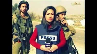 بالفيديو.. 3 جنود إسرائيليين يتحرشون بمذيعة فلسطينية على الهواء
