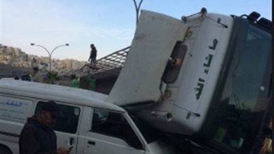 انقلاب شاحنة محملة بالقمح على طريق مصر الإسكندرية الصحراوى(فيديو)