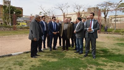 وزير الرياضة يعد بتطوير الجيم والملعب الرئيسي بجامعة عين شمس (صور)