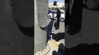 رد فعل صادم للمارة بعد تعرض فتاة لحادث مروع وموتها بالسعودية (فيديو)