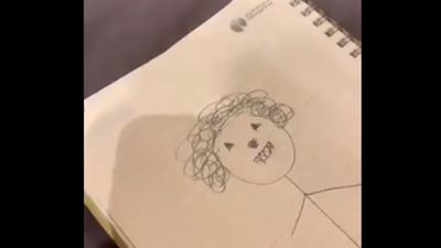 رد فعل مثير لطفل حاولت والدته الرسم (فيديو)