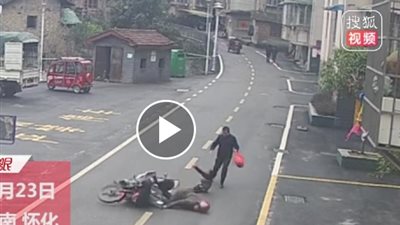 طفل يتعرض لحادث ويتسبب في سقوط سائق (فيديو)