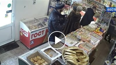 لص ينال عقابًا قاسيًا لحظة سطوه على سوبر ماركت (فيديو)