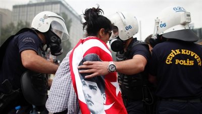 الاعتداء على صحفيين فى مظاهرة بأنقرة والشرطة التركية تعتقل 13 متظاهرًا