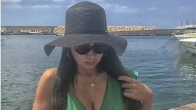 رانيا يوسف تتألق بـ«هوت شورت» أخضر على البحر (صور)