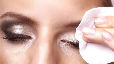 خطوات بسيطة تخلصك من آثار المكياج اللامع دون أضرار