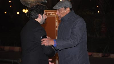 أحمد بدير ونجوم مسرح مصر أول الحضور في عزاء والدة مصطفى خاطر (فيديو وصور)