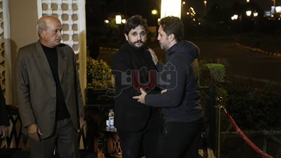 نقيب الممثلين ورمضان صبحي في عزاء والدة مصطفى خاطر بمسجد الشرطة.. فيديو