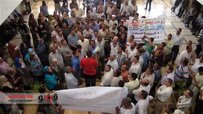 وقفة للعاملين بجامعة المنيا للمطالبة بزيادة المرتبات