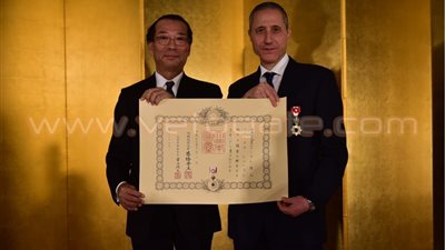 السفير الياباني يمنح وسام الشمس للمترجم المصري شهاب فارس