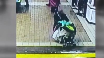 محاصرة امرأة وابنها القعيد على شريط قطار (فيديو)