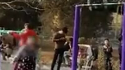 رجل يركل طفلة في وجهها أثناء استعراضه قوته (فيديو)