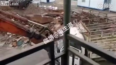 رد فعل عدواني وغير مبرر من سائق تجاه آخر (فيديو)