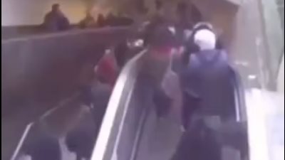 سلم كهربائي يبتلع رجلا (فيديو)