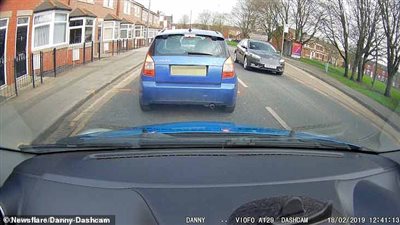 امرأة تلتقط سيلفي خلال قيادتها على طريق سريع (فيديو وصور)