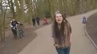 امرأة تعترض طريق سيارة لسبع دقائق بسبب سوء فهمها (فيديو)