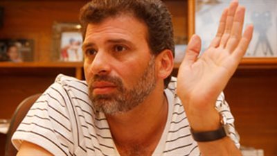 عميد آداب الإسكندرية يطالب النائب العام برفع الحصانة عن خالد يوسف