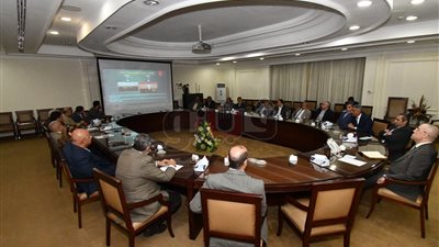 وزير الإسكان يبحث أهمية الرصف الخرسانى للطرق