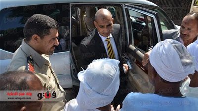 بالصور.. محافظ الفيوم يلتقي المتضررين من بحر الرفيع بيوسف الصديق