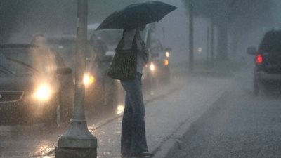 سقوط الأمطار يوقف حركة التجارة في المنيا