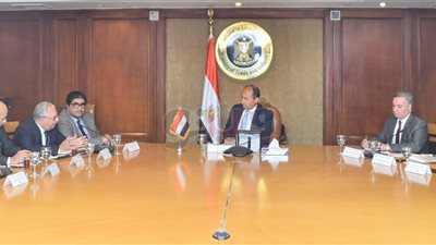 وزير التجارة والصناعة يبحث ترتيبات زيارة وفد الشركات اليابانية لمصر