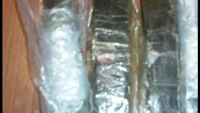 إحباط تهريب 5 قطع حشيش أسفل ملابس راكبة بمطار القاهرة