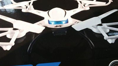 بالصور.. ضبط طائرة مزودة بكاميرا وساعة تجسس بمطار القاهرة