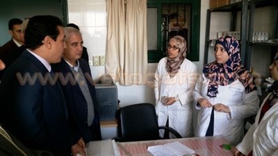 بالصور.. محافظ الشرقية يتابع سير العمل في الوحدة الصحية بالعصايد