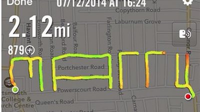 بالصور.. عداء يستخدم «GPS» لطلب الزواج من صديقته