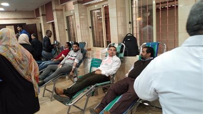 زحام في المستشفيات للتبرع بالدم لمصابي حادث محطة مصر (صور)