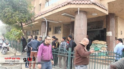 بالفيديو.. قيادات الجيش والداخلية ينجحون في فض تجمهر أمناء قسم إمبابة