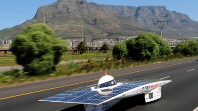 تفاصيل سباق أبوظبي لسيارات الطاقة الشمسية.. المسابقة تبدأ من 15 ديسمبر إلى 19 يناير.. «المعهد البترولي» الإماراتي ينافس 20 فريقًا دوليًا.. «الهنائي»: قادرون على تحقيق الفوز ورفع ال