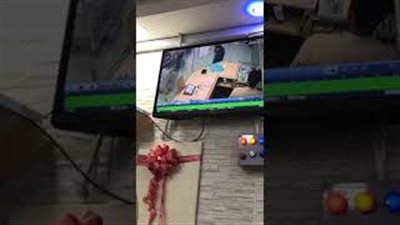 شاب يستخدم حيلة ماكرة لسرقة كاشير داخل مطعم (فيديو)